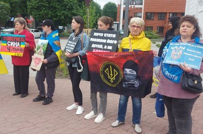 149 акція "Поверніть героїв з полону" відбулась у Хмельницькому 149 акція "Поверніть героїв з полону" відбулась у Хмельницькому