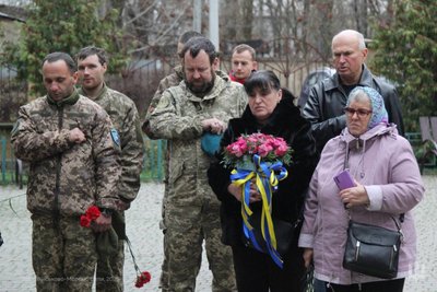В Одесі встановили пам'ятну дошку на честь загиблого морпіха В Одесі встановили пам'ятну дошку на честь загиблого морпіха