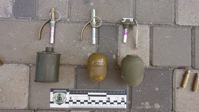 Майже 70 набоїв, три гранати, запали. У Дніпрі жінка виявила пакет з боєприпасами