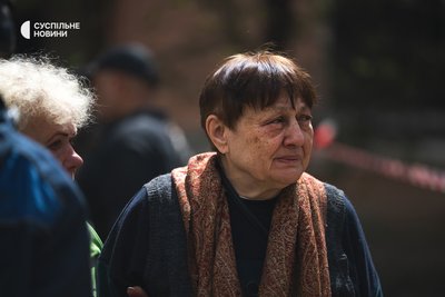 Місцеві жительки з двору на Святошині, де вночі вдарила російська балістична ракета 24 квітня 2025 року Місцеві жительки з двору на Святошині, де вночі вдарила російська балістична ракета 24 квітня 2025 року