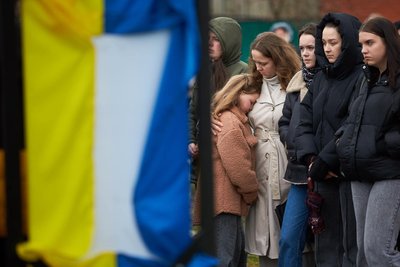 Меморіальні дошки загиблим військовим, мама з дитиною, село Братківці Меморіальні дошки загиблим військовим, мама з дитиною, село Братківці
