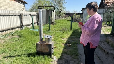 Тетяна біля буржуйки Розкішне Іллінівська громада Донецька область 21 квітня 2025 рік Тетяна біля буржуйки Розкішне Іллінівська громада Донецька область 21 квітня 2025 рік