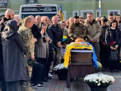 З військовими Дмитром Шкуцем, Владиславом Алексєєвим та Сергієм Рєзніковим попрощалися у Рівному З військовими Дмитром Шкуцем, Владиславом Алексєєвим та Сергієм Рєзніковим попрощалися у Рівному