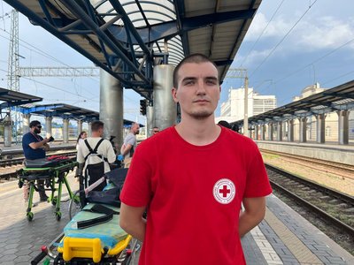 "Снаряди літали без кінця, мій будинок розбили". До Дніпра евакуювали ще сімох маломобільних жителів Донеччини "Снаряди літали без кінця, мій будинок розбили". До Дніпра евакуювали ще сімох маломобільних жителів Донеччини