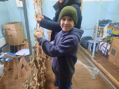 "Я мрію, щоб всі військові приїхали додому". Восьмирічний кропивничанин допомагає у волонтерському штабі "Я мрію, щоб всі військові приїхали додому". Восьмирічний кропивничанин допомагає у волонтерському штабі