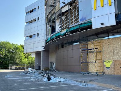 "Працюватимемо, реагуючи на сповіщення про тривогу" — працівник магазину ТЦ у Дніпрі, пошкодженого через атаку РФ "Працюватимемо, реагуючи на сповіщення про тривогу" — працівник магазину ТЦ у Дніпрі, пошкодженого через атаку РФ