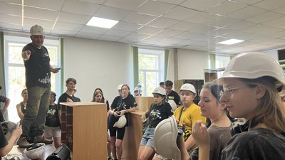 Молодь з різних областей України працює над відбудовою бібліотеки в Рогані Молодь з різних областей України працює над відбудовою бібліотеки в Рогані