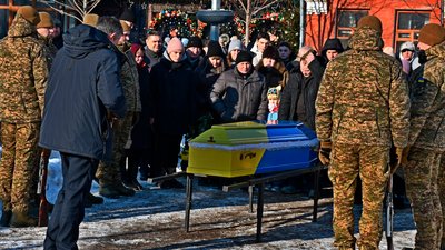 Похорон військових на Чернігівщині: в останню путь провели Данила Гусака та Юрія Полякова Похорон військових на Чернігівщині: в останню путь провели Данила Гусака та Юрія Полякова