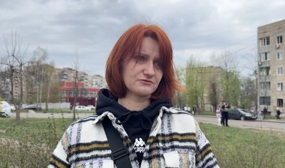 "Вони тільки почали жити". На майданчик у Кривому Розі, де через атаку РФ загинули діти, несуть квіти й іграшки "Вони тільки почали жити". На майданчик у Кривому Розі, де через атаку РФ загинули діти, несуть квіти й іграшки