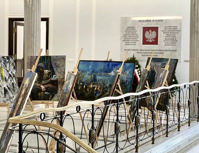 Виставка у Варшаві. Фото: Telegram/Маріупольська міська рада Виставка у Варшаві. Фото: Telegram/Маріупольська міська рада