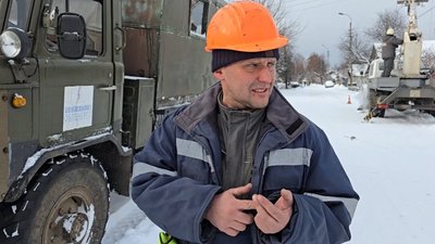 "Снарядами вже не обстрілюють – тільки дрони": як працюють енергетики у громадах на прикордонні Чернігівщини "Снарядами вже не обстрілюють – тільки дрони": як працюють енергетики у громадах на прикордонні Чернігівщини