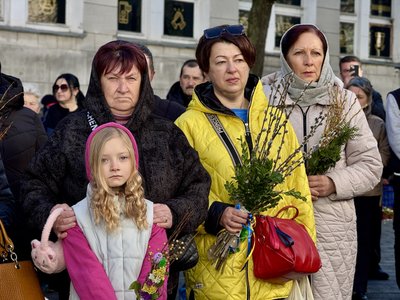 У Вербну неділю житомиряни прийшли до храмів освячувати гілочки верби