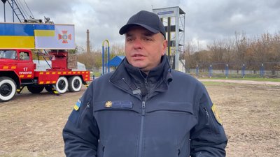 Порятунок із димокамери та палаючий лабіринт: у Прилуках вперше змагалися рятувальники з різних районів Чернігівщини Порятунок із димокамери та палаючий лабіринт: у Прилуках вперше змагалися рятувальники з різних районів Чернігівщини
