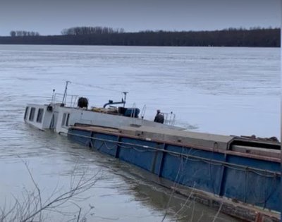 У порту на Одещині тонула баржа з Румунії, її врятували У порту на Одещині тонула баржа з Румунії, її врятували