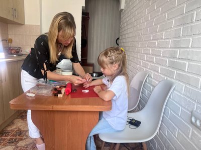Восьмирічна львів’янка виготовляє прикраси, щоб купувати дрони для ЗСУ Восьмирічна львів’янка виготовляє прикраси, щоб купувати дрони для ЗСУ