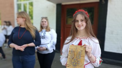 На Житомирщині у День вишиванки діти влаштували благодійний ярмарок, щоб зібрати гроші для ЗСУ