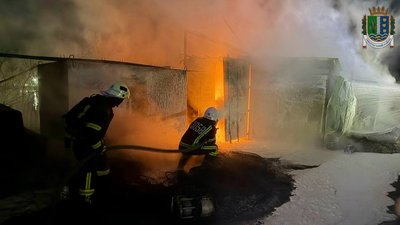РФ атакувала Одещину дронами: через влучання спалахнули пожежі в порту та заповіднику РФ атакувала Одещину дронами: через влучання спалахнули пожежі в порту та заповіднику