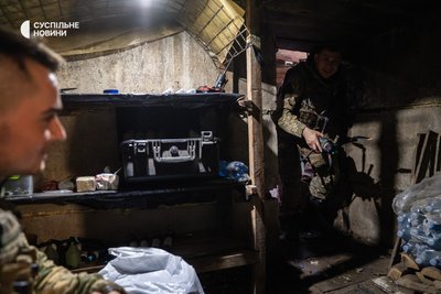 військовий заносить у бліндаж дрон після бойового вильоту, Часів Яр, Донеччина, липень 2024 року