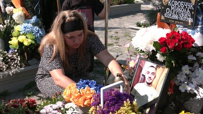 Дружина загиблого військового на його могилі Дружина загиблого військового на його могилі