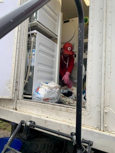 У Шостці Червоних хрест встановив мобільну лазню та пральню У Шостці Червоних хрест встановив мобільну лазню та пральню