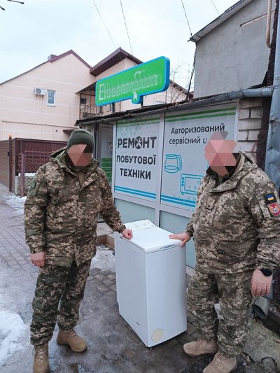 Допомога військовим: у Житомирі безкоштовно ремонтують і передають пральні машини на фронт Допомога військовим: у Житомирі безкоштовно ремонтують і передають пральні машини на фронт
