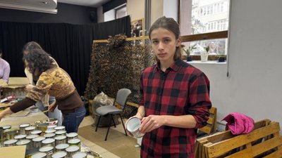 Волонтери, окопні свічки, "Хартія-Хаб", Франківськ, Петро Атаман Волонтери, окопні свічки, "Хартія-Хаб", Франківськ, Петро Атаман