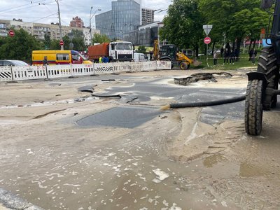 Прорив водогону біля метро "Либідська": вулицю Антоновича перекрили. Підземка працює у звичному режимі Прорив водогону біля метро "Либідська": вулицю Антоновича перекрили. Підземка працює у звичному режимі