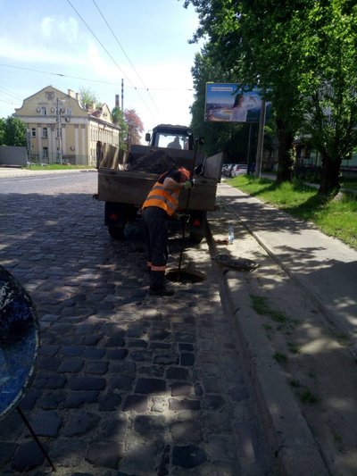 Львівські комунальники три місяці чистили дощоприймачі: діставали посуд, пляшки та айфон