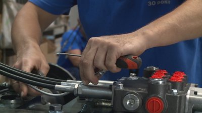 "За місяць збираємо 10 тракторів". У Дніпрі попри ракетну атаку відновило роботу тракторне підприємство "За місяць збираємо 10 тракторів". У Дніпрі попри ракетну атаку відновило роботу тракторне підприємство