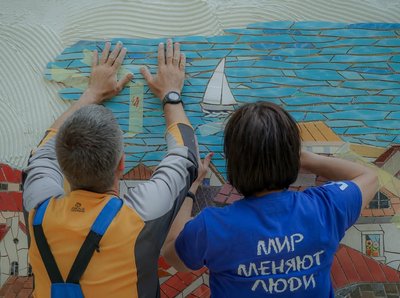 Майстри створюють мозаїку Майстри створюють мозаїку