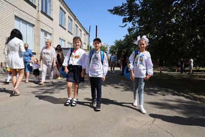 День знань у змішаному форматі: як школярі Херсонщини зустріли 1 вересня День знань у змішаному форматі: як школярі Херсонщини зустріли 1 вересня