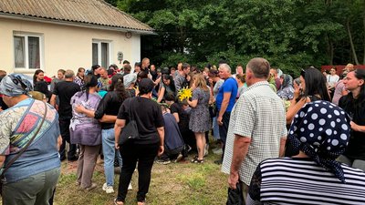 Рідні, знайомі, земляки та побратими прощаються з Юрієм біля його будинку, липень 2025 року, Хмельниччина