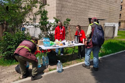Пошкоджені житлові будинки у Дарницькому районі Києва: для мешканців розгорнули штаб допомоги Пошкоджені житлові будинки у Дарницькому районі Києва: для мешканців розгорнули штаб допомоги