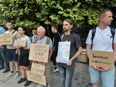 П'ятнадцятий день поспіль ужгородці виходять на мирну акцію на підтримку Федорова П'ятнадцятий день поспіль ужгородці виходять на мирну акцію на підтримку Федорова