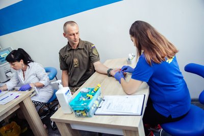 "Рятувати життя побратимів через донорство". На Франківщині нацгвардійці здали понад 12 літрів крові "Рятувати життя побратимів через донорство". На Франківщині нацгвардійці здали понад 12 літрів крові