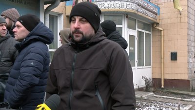 Черги у районному ТЦК на Волині: як проходять медкомісію "обмежено придатні" Черги у районному ТЦК на Волині: як проходять медкомісію "обмежено придатні"