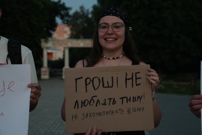 "Влада має дослухатися до народу": в Сумах організували акцію протесту проти прийняття змін у законі щодо НАБУ та САП "Влада має дослухатися до народу": в Сумах організували акцію протесту проти прийняття змін у законі щодо НАБУ та САП