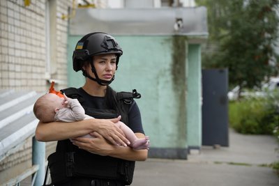 Рятувальниця з дитиною Рятувальниця з дитиною