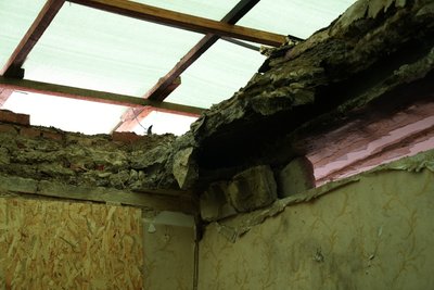 Коли в сумській п’ятиповерхівці, пошкодженій “шахедом”, закриють діру в даху Коли в сумській п’ятиповерхівці, пошкодженій “шахедом”, закриють діру в даху