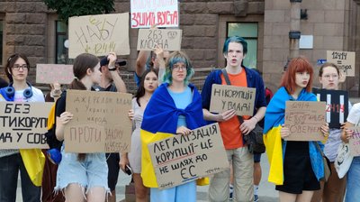 "Влада перетнула кордон": миколаївці вийшли на акцію проти закону 12414 "Влада перетнула кордон": миколаївці вийшли на акцію проти закону 12414