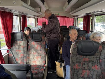 “Боюсь, щоб не вбило”: з Білопілля евакуюють місцевих жителів