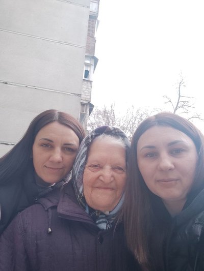 Яна Жерновська з сестрою і бабусею Яна Жерновська з сестрою і бабусею