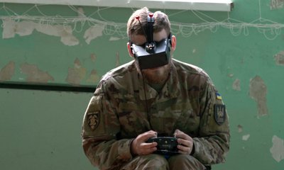 "Аби юнацтво відрізняло реальність від міфу": на Черкащині військові вчили студентів керувати дронами "Аби юнацтво відрізняло реальність від міфу": на Черкащині військові вчили студентів керувати дронами