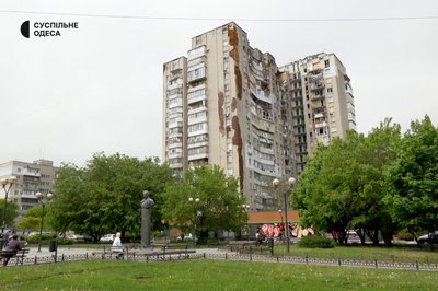 Будинок без людей: в Одесі відселяють мешканців багатоповерхівки, в яку 1 травня влучив дрон Будинок без людей: в Одесі відселяють мешканців багатоповерхівки, в яку 1 травня влучив дрон