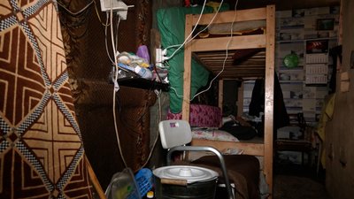 "Наливаємо воду влітку, зимою ми не миті": як понад 3 роки жителька Чернігівщини із сином та онуком живуть у гаражі "Наливаємо воду влітку, зимою ми не миті": як понад 3 роки жителька Чернігівщини із сином та онуком живуть у гаражі