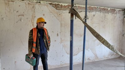 Будівельник у одній із відбудованих квартир Будівельник у одній із відбудованих квартир
