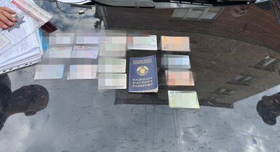 Підроблені документи, які знайшли у підозрюваних Підроблені документи, які знайшли у підозрюваних