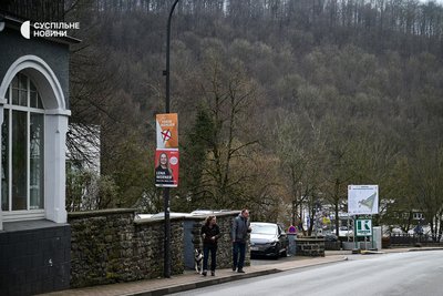 Місцеві жителі йдуть на виборчі дільниці у західно-німецькому містечку Прюм 23 лютого 2025 року Місцеві жителі йдуть на виборчі дільниці у західно-німецькому містечку Прюм 23 лютого 2025 року