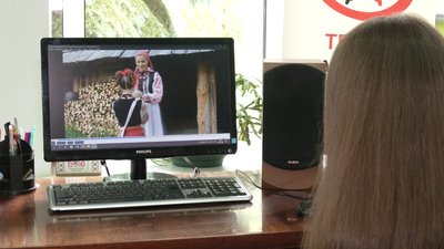 Семирічна Василіса Пилипюк разом з викладачами створила кліп на пісню "Скаче горобейко" Семирічна Василіса Пилипюк разом з викладачами створила кліп на пісню "Скаче горобейко"