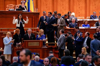 Голосування парламентарів за оголошення вотуму недовіри уряду прем'єр-міністра Румунії Іліє Боложана. Бухарест, 5 травня 2026 року Голосування парламентарів за оголошення вотуму недовіри уряду прем'єр-міністра Румунії Іліє Боложана. Бухарест, 5 травня 2026 року